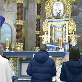 Na zakończenie przedstawiciele młodzieży z biskupem zawierzyli Matce Bożej czas egzaminów i podejmowania życiowych wyborów.