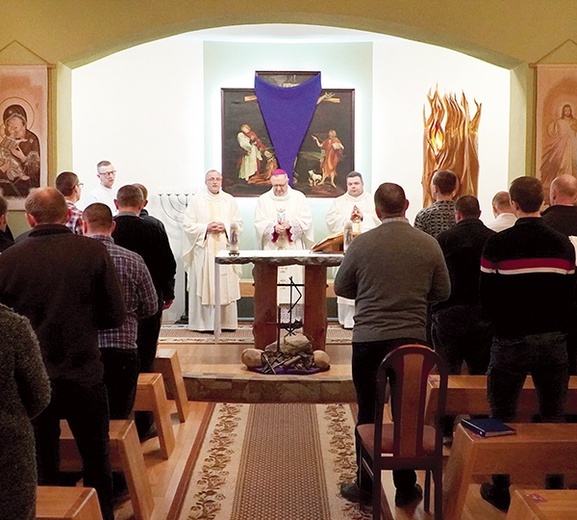 Jubileuszowej Eucharystii przewodniczył bp Edward Dajczak.