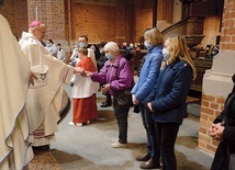 	Biskup wręczył symboliczne buciki osobom podejmującym 9-miesięczną modlitwę.