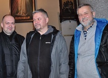 	Jeremiusz, koordynator wspólnoty (pierwszy z prawej)  z proboszczem i niedawnym gościem Romanem Ziębą.