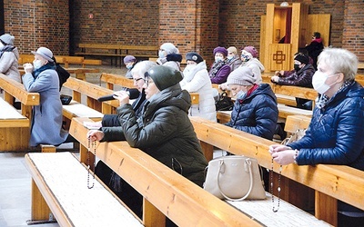 Członkowie ADŚ odmawiają Różaniec  do Siedmiu Boleści Matki Bożej.