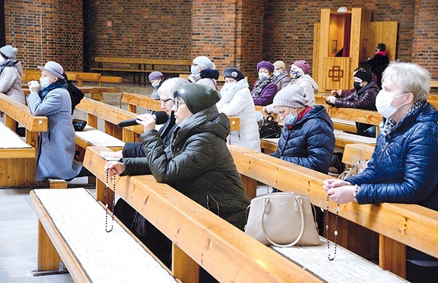 Członkowie ADŚ odmawiają Różaniec  do Siedmiu Boleści Matki Bożej.