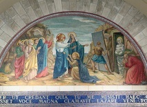 Kościół św. Łazarza w Al-Ajzarijja (biblijna Betania) w miejscu identyfikowanym z grobem Łazarza. Mozaika przedstawiająca scenę wskrzeszenia.
