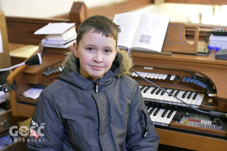 Najmłodszy organista w czasie swojej posługi w parafii św. Maksymiliana Marii Kolbego w Wałbrzychu