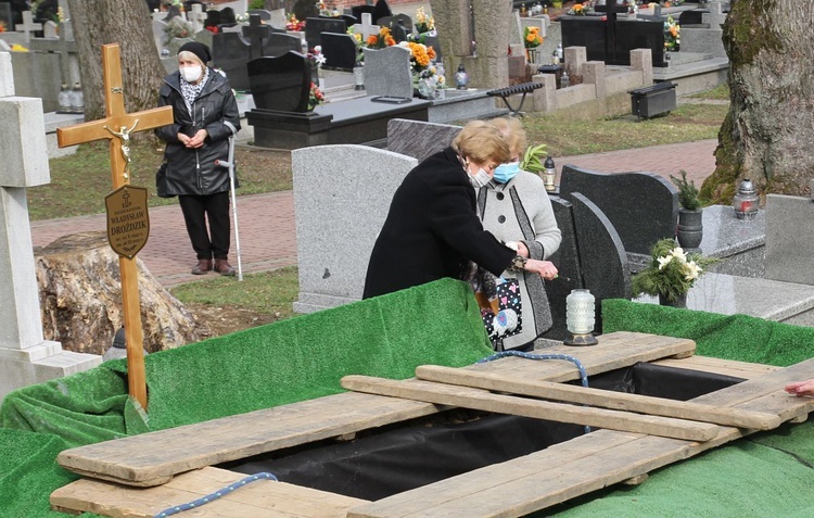 Ostatnie pożegnanie ks. kan. Władysława Droździka w bielskiej Kamienicy