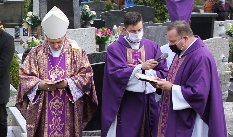 Ostatnie pożegnanie ks. kan. Władysława Droździka w bielskiej Kamienicy