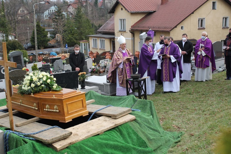 Ostatnie pożegnanie ks. kan. Władysława Droździka w bielskiej Kamienicy