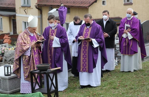 Ostatnie pożegnanie ks. kan. Władysława Droździka w bielskiej Kamienicy