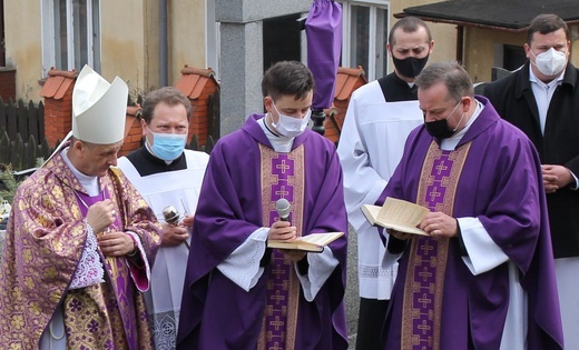 Ostatnie pożegnanie ks. kan. Władysława Droździka w bielskiej Kamienicy