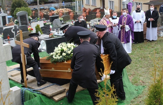 Ostatnie pożegnanie ks. kan. Władysława Droździka w bielskiej Kamienicy