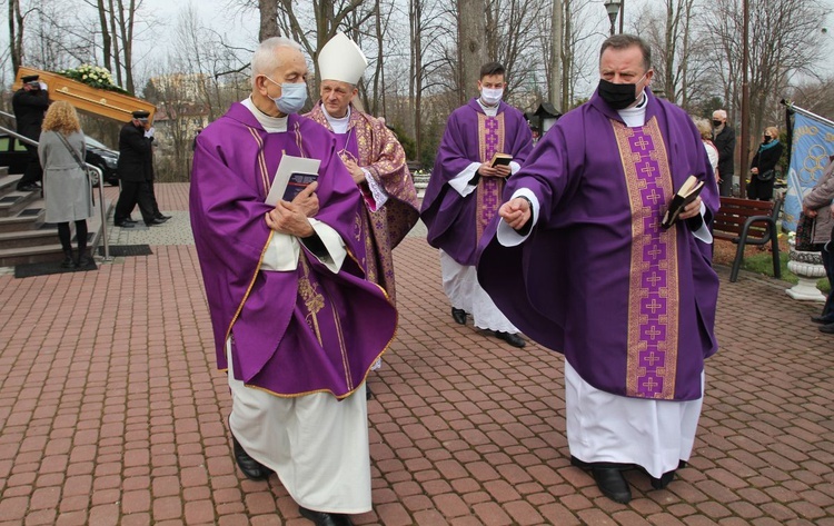 Ostatnie pożegnanie ks. kan. Władysława Droździka w bielskiej Kamienicy