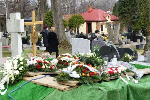 Ostatnie pożegnanie ks. kan. Władysława Droździka w bielskiej Kamienicy