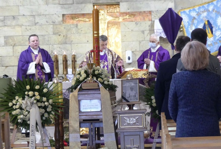 Ostatnie pożegnanie ks. kan. Władysława Droździka w bielskiej Kamienicy