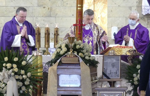 Ostatnie pożegnanie ks. kan. Władysława Droździka w bielskiej Kamienicy