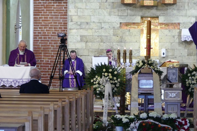 Ostatnie pożegnanie ks. kan. Władysława Droździka w bielskiej Kamienicy