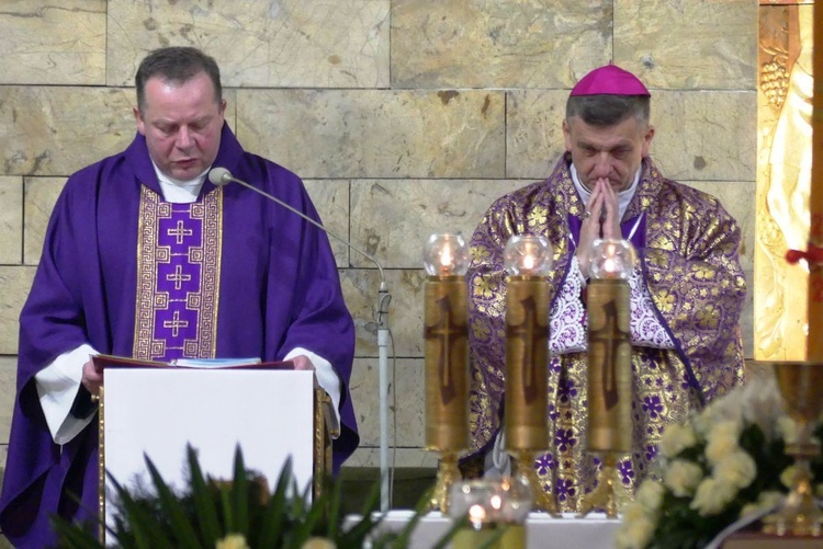 Ostatnie pożegnanie ks. kan. Władysława Droździka w bielskiej Kamienicy