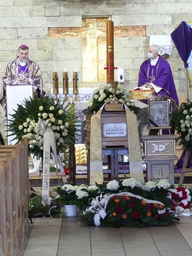 Ostatnie pożegnanie ks. kan. Władysława Droździka w bielskiej Kamienicy