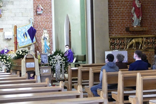 Ostatnie pożegnanie ks. kan. Władysława Droździka w bielskiej Kamienicy