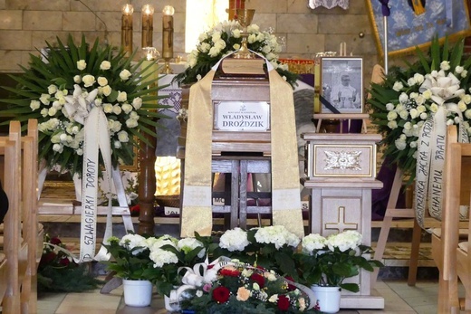 Ostatnie pożegnanie ks. kan. Władysława Droździka w bielskiej Kamienicy