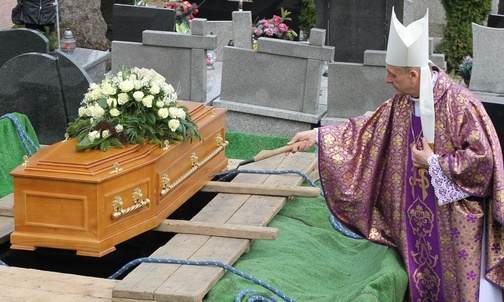 Bp Roman Pindel przy trumnie ks. kan. Władysława Droździka.