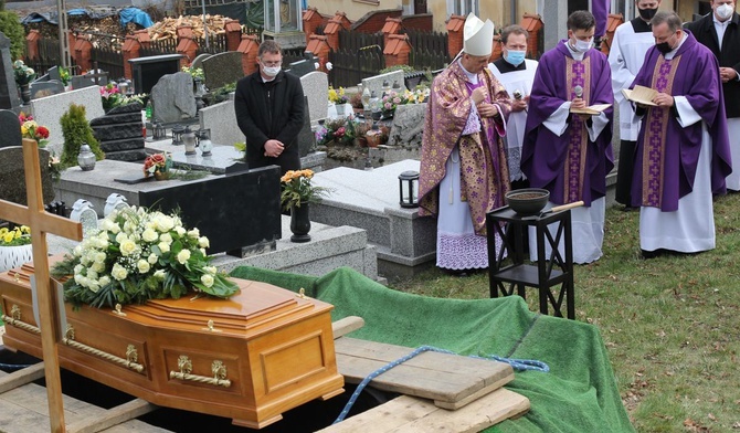 Śp. ks. kan. Władysław Droździk spoczął na cmentarzu parafialnym przy kościele w Bielsku-Białej Kamienicy.