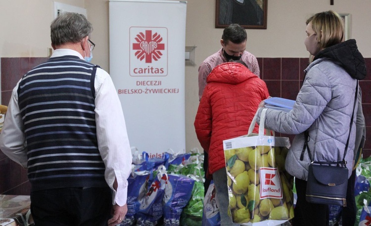 500 świątecznych paczek Caritas i "Brata Alberta" dla potrzebujących