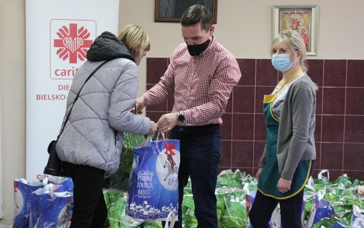 500 świątecznych paczek Caritas i "Brata Alberta" dla potrzebujących