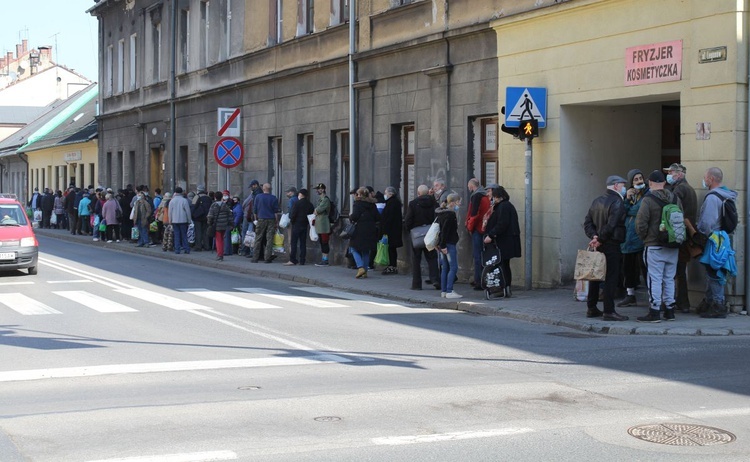 500 świątecznych paczek Caritas i "Brata Alberta" dla potrzebujących