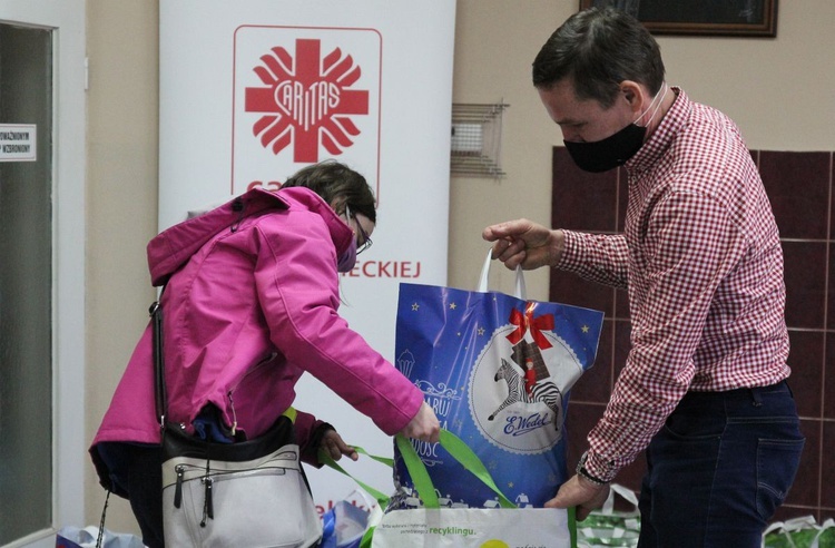 500 świątecznych paczek Caritas i "Brata Alberta" dla potrzebujących