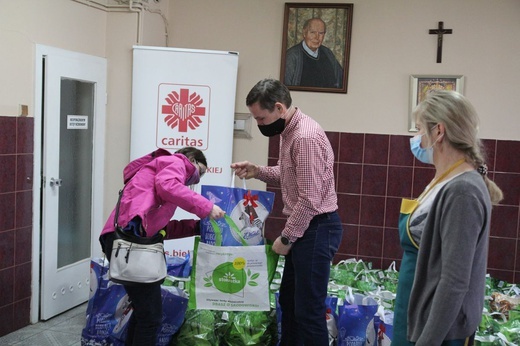 500 świątecznych paczek Caritas i "Brata Alberta" dla potrzebujących