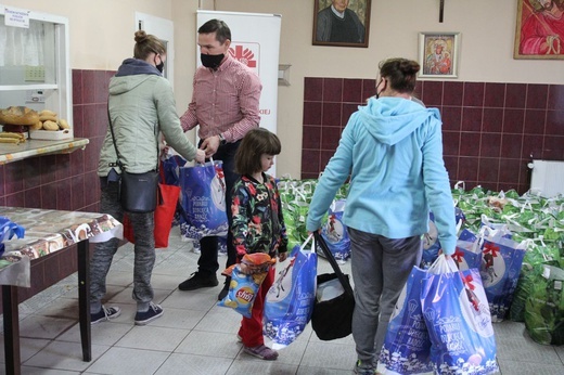 500 świątecznych paczek Caritas i "Brata Alberta" dla potrzebujących