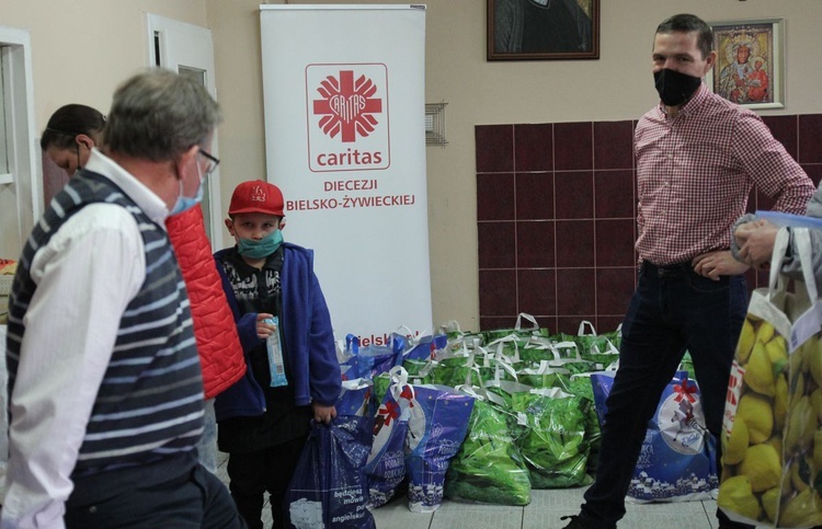 500 świątecznych paczek Caritas i "Brata Alberta" dla potrzebujących