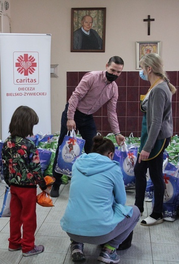 500 świątecznych paczek Caritas i "Brata Alberta" dla potrzebujących