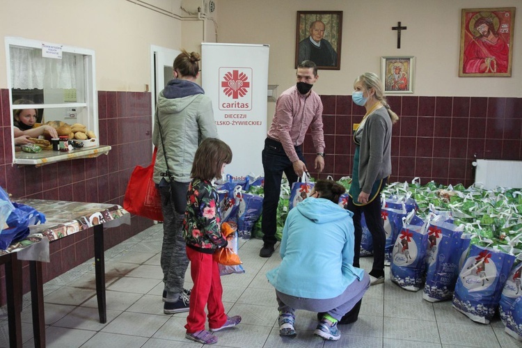 500 świątecznych paczek Caritas i "Brata Alberta" dla potrzebujących