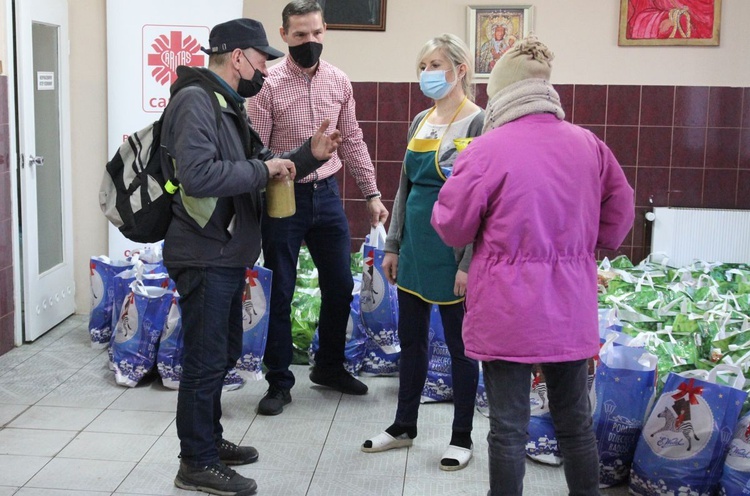 500 świątecznych paczek Caritas i "Brata Alberta" dla potrzebujących