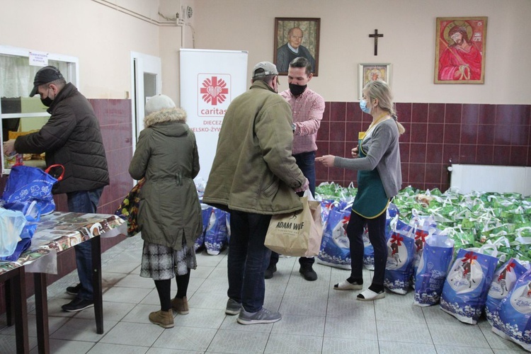 500 świątecznych paczek Caritas i "Brata Alberta" dla potrzebujących