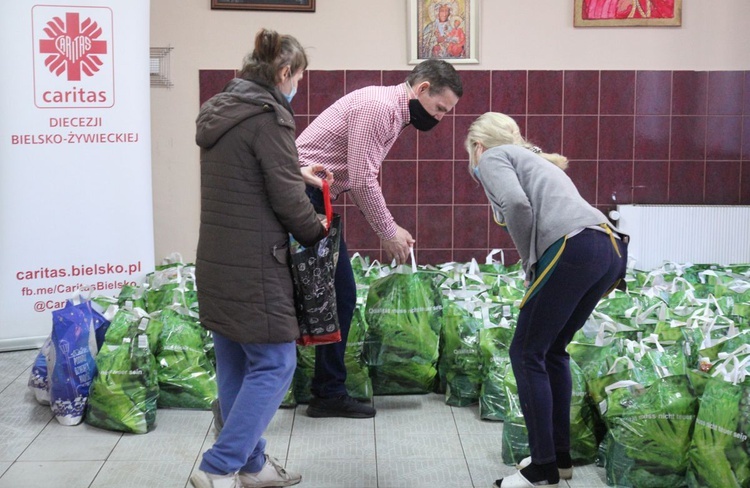 500 świątecznych paczek Caritas i "Brata Alberta" dla potrzebujących