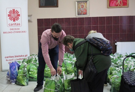 500 świątecznych paczek Caritas i "Brata Alberta" dla potrzebujących