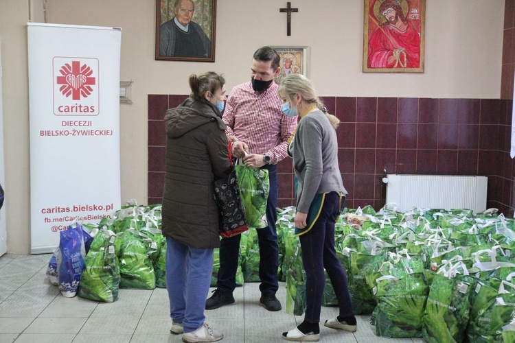 500 świątecznych paczek Caritas i "Brata Alberta" dla potrzebujących