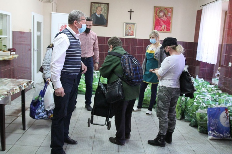 500 świątecznych paczek Caritas i "Brata Alberta" dla potrzebujących