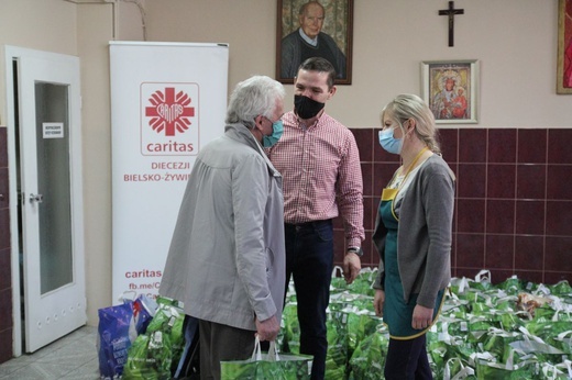 500 świątecznych paczek Caritas i "Brata Alberta" dla potrzebujących