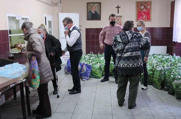 500 świątecznych paczek Caritas i "Brata Alberta" dla potrzebujących