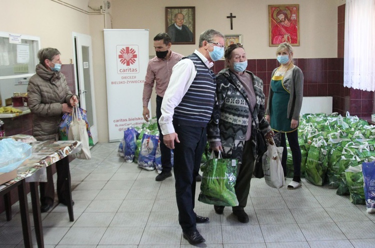 500 świątecznych paczek Caritas i "Brata Alberta" dla potrzebujących