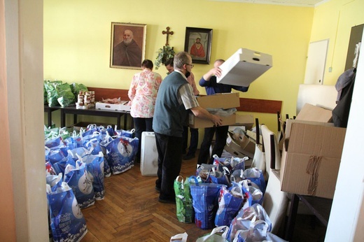 500 świątecznych paczek Caritas i "Brata Alberta" dla potrzebujących