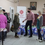 500 świątecznych paczek Caritas i "Brata Alberta" dla potrzebujących
