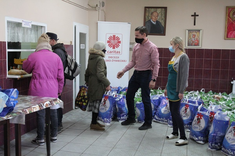 500 świątecznych paczek Caritas i "Brata Alberta" dla potrzebujących