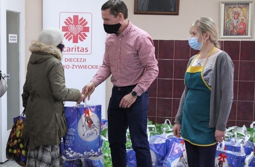 500 świątecznych paczek Caritas i "Brata Alberta" dla potrzebujących