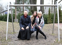 Od lewej: dk. Wojciech Kamiński i dyrketorki katolckich szkół: Katarzyna Kawalerowicz oraz Alina Prajzler.