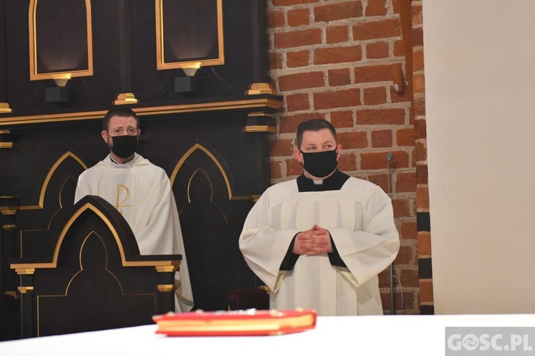 W katedrze rozpoczęła się Msza Krzyżma
