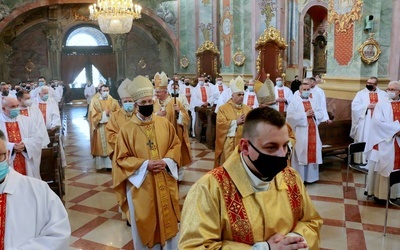 Podczas Mszy św. kapłani odnowili swoje kapłańskie przyrzeczenia.